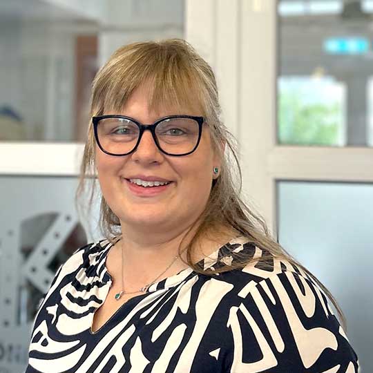 Königsee Implantate: Foto von der Außendienstmitarbeiterin Svenja Ottensmeier, zuständig für Norddeutschland